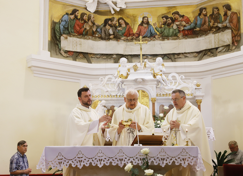 Mši sv. sloužili P. Jiří Zámečník (vlevo), P. Jan Peňáz (uprostřed) a P. Caha. 