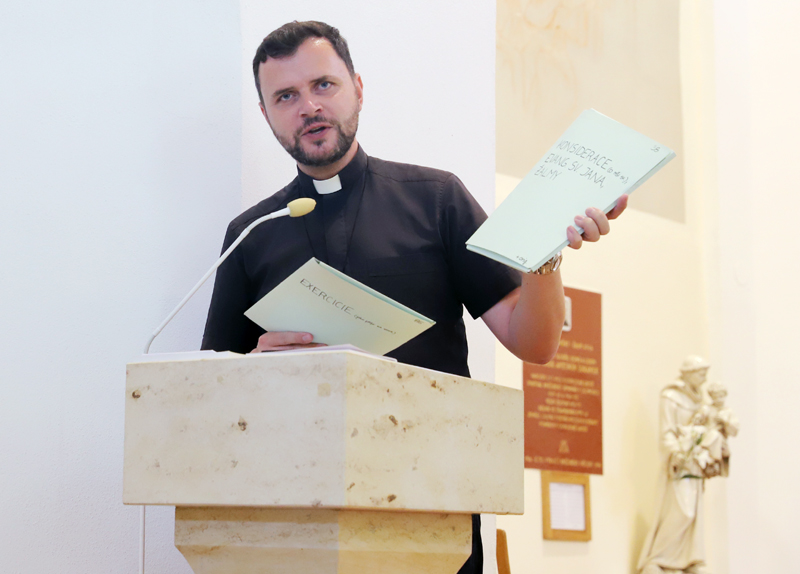 Poutníky po celý týden duchovně doprovází P. Jiří Zámečník, biskupský delegát pro svatořečení. 