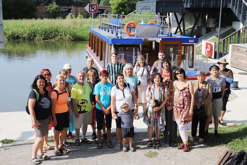 Společná fotka účastníků Pouti za umělce v přístavišti Baťova kanálu ve Veselí nad Moravou