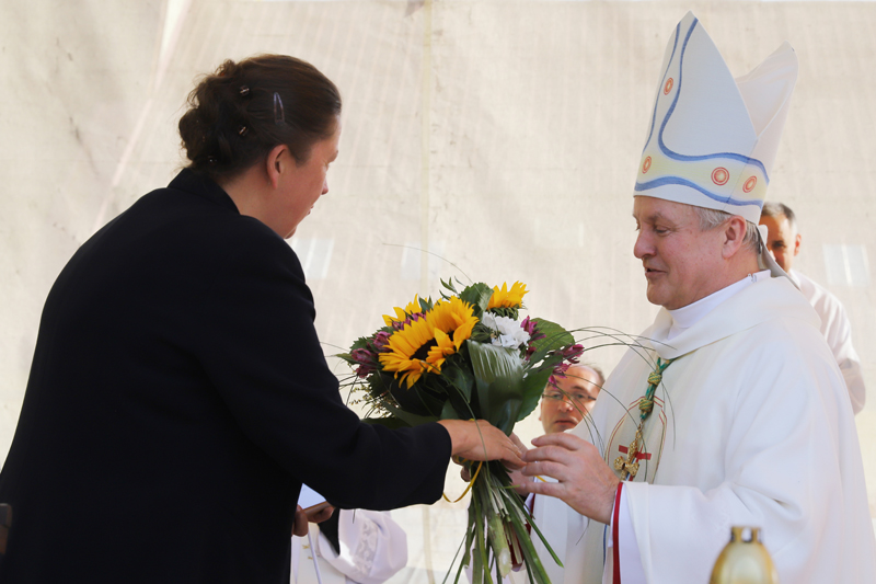 Hana Frančáková převzala z rukou biskupa Vokála papežské vyznamenání za zásluhy pro církev 