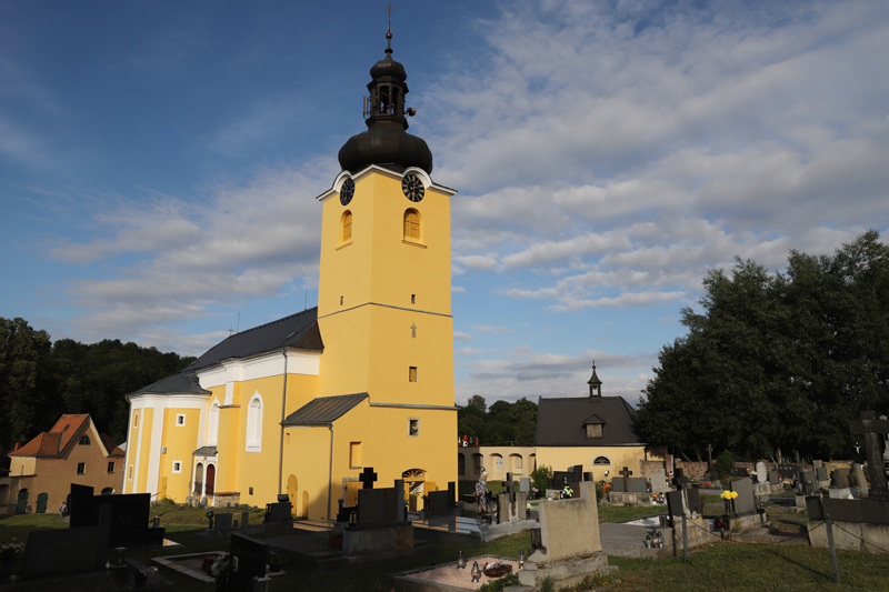 Opravený farní kostel sv. Filomény září do dálky 
