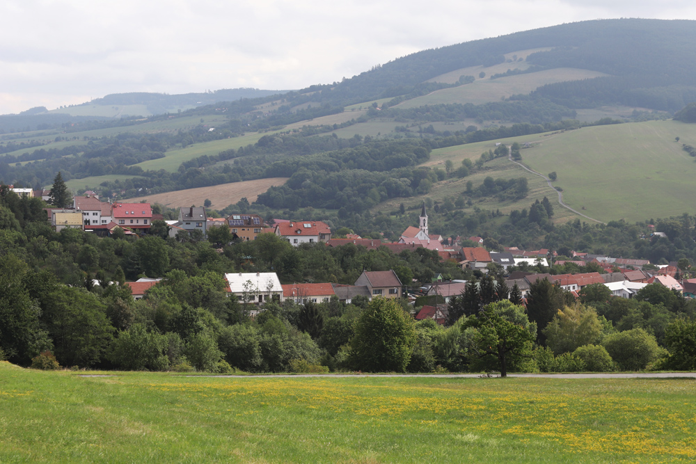 Pohled na Březovou ze serpentin nad obcí.