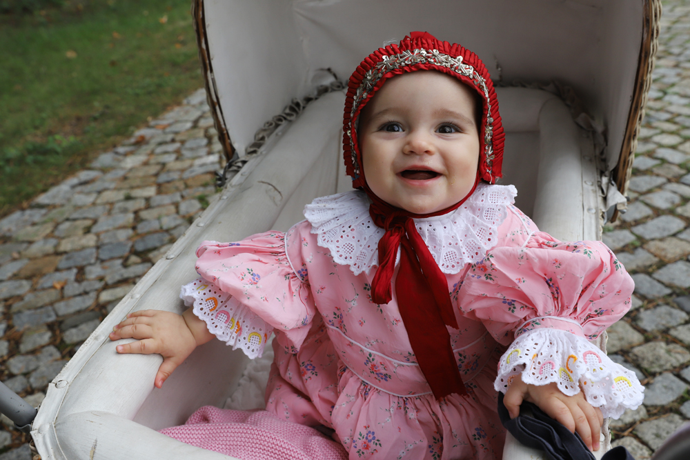 Jedenáctiměsíční Viktorka Žajdlíková v nivnickém kroji byla i ve stylovém kočárku