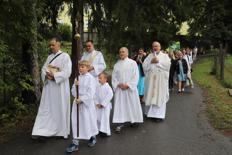 Po dopolední mši sv. se poutníci v sobotu vydali do opraveného kostela sv. Filomény. 