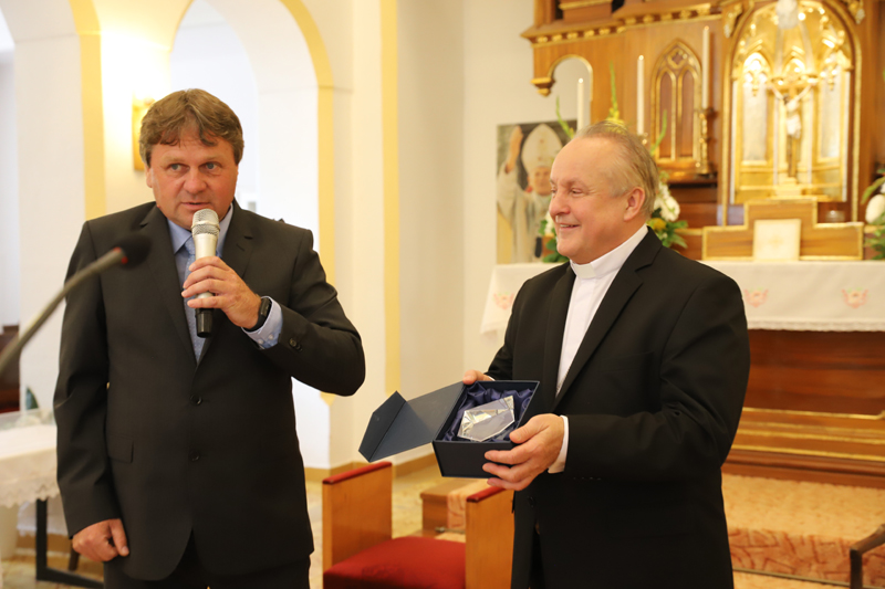 Starosta Kocliřova Jiří Tesař předal biskupovi ocenění obce. 
