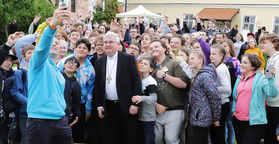 Pan biskup nebyl ani proti společnému selfie. 