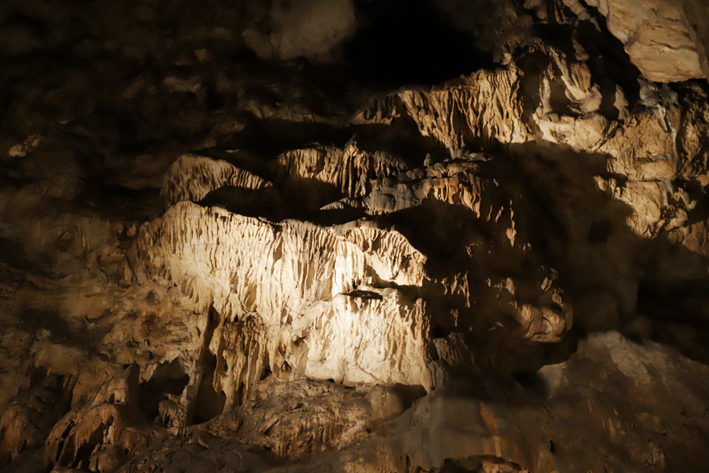 Cesta Císařskou jeskyní návštěvníkům nabízí úchvatné pohledy.