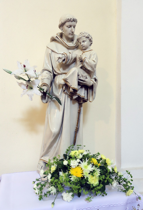Socha sv. Antonína s malým Ježíškem v kapli vedle oltáře.
