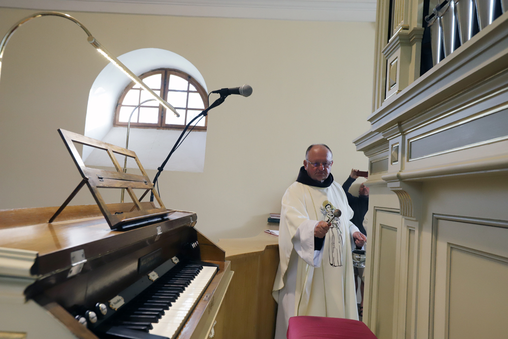P. Antonín Klaret Dabrowski OFM požehnal opravené varhany.