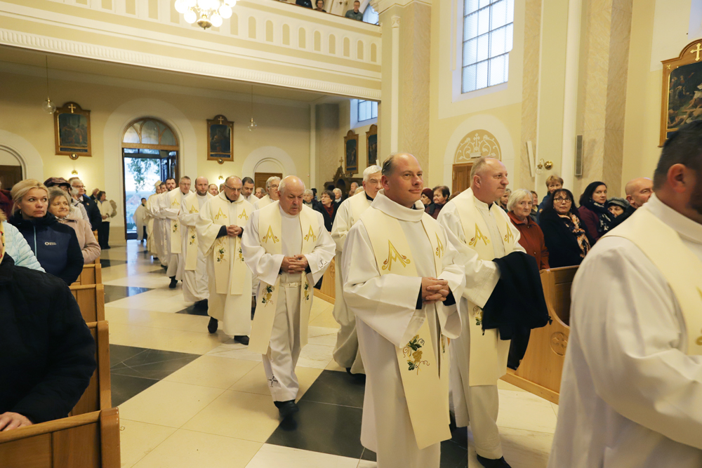 Začátek mše sv. v Ostrožské Lhotě při příležitosti 41. výročí úmrtí P. Antonína Šuránka.
