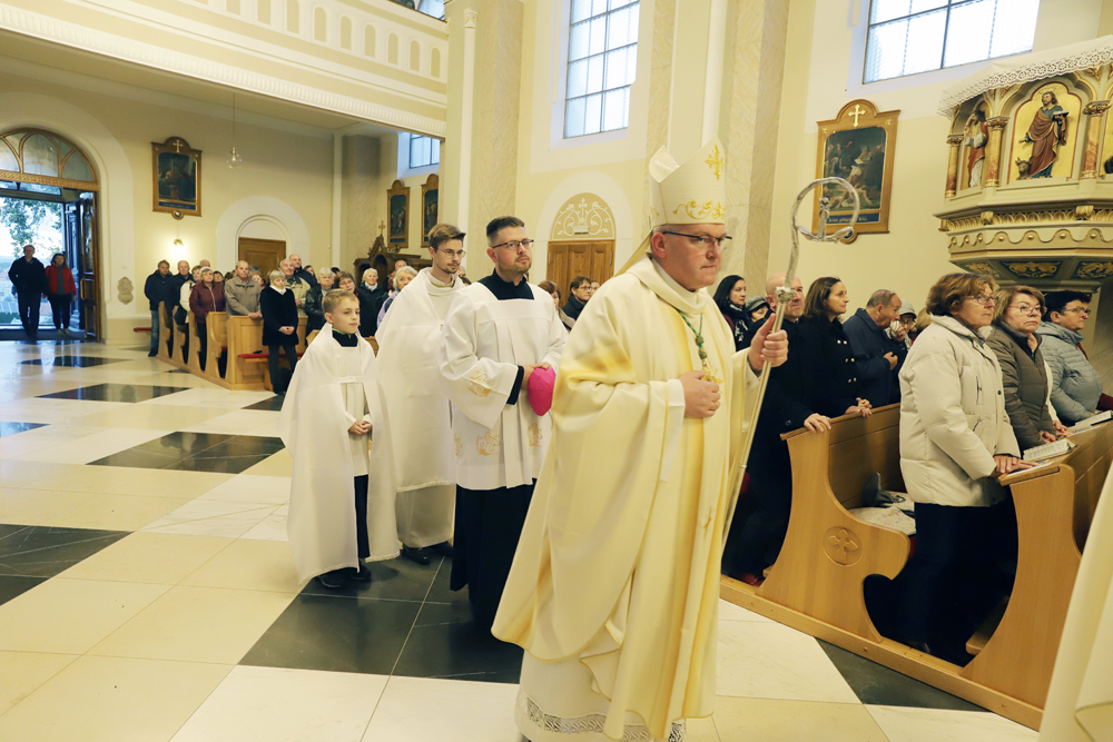 Mše sv. se zúčastnilo 21 kněží v čele s olomouckým biskupem Josefem Nuzíkem.