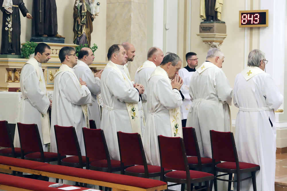 Mše sv. se zúčastnilo 21 kněží v čele s olomouckým biskupem Josefem Nuzíkem.