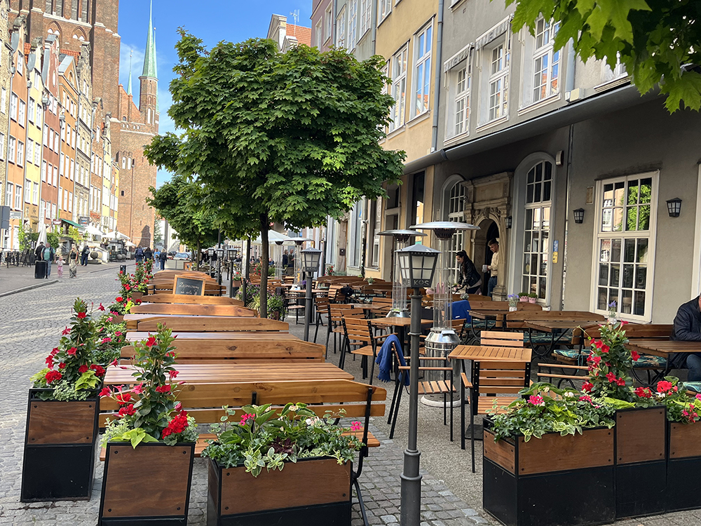 Zahrádky u restaurací jsou jedna vedle druhé.