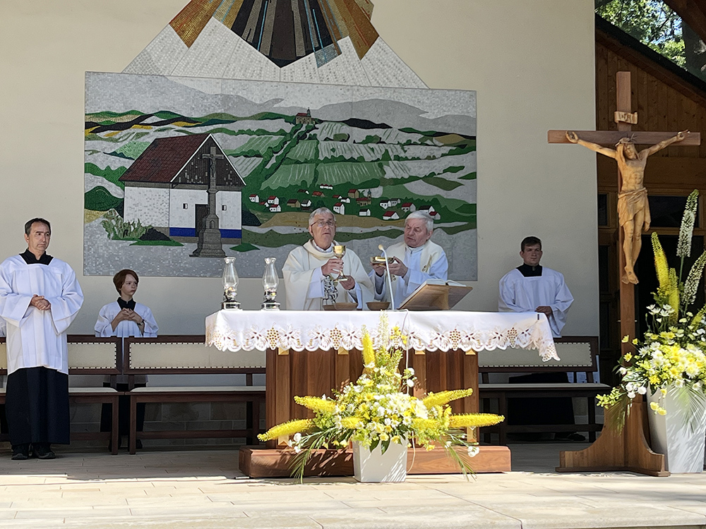 Mši sv. sloužil farář z Ostrožské Lhoty P. Miroslav Reif (vlevo)¨a po jeho boku byl P. Antonín Bachan z Hluku.