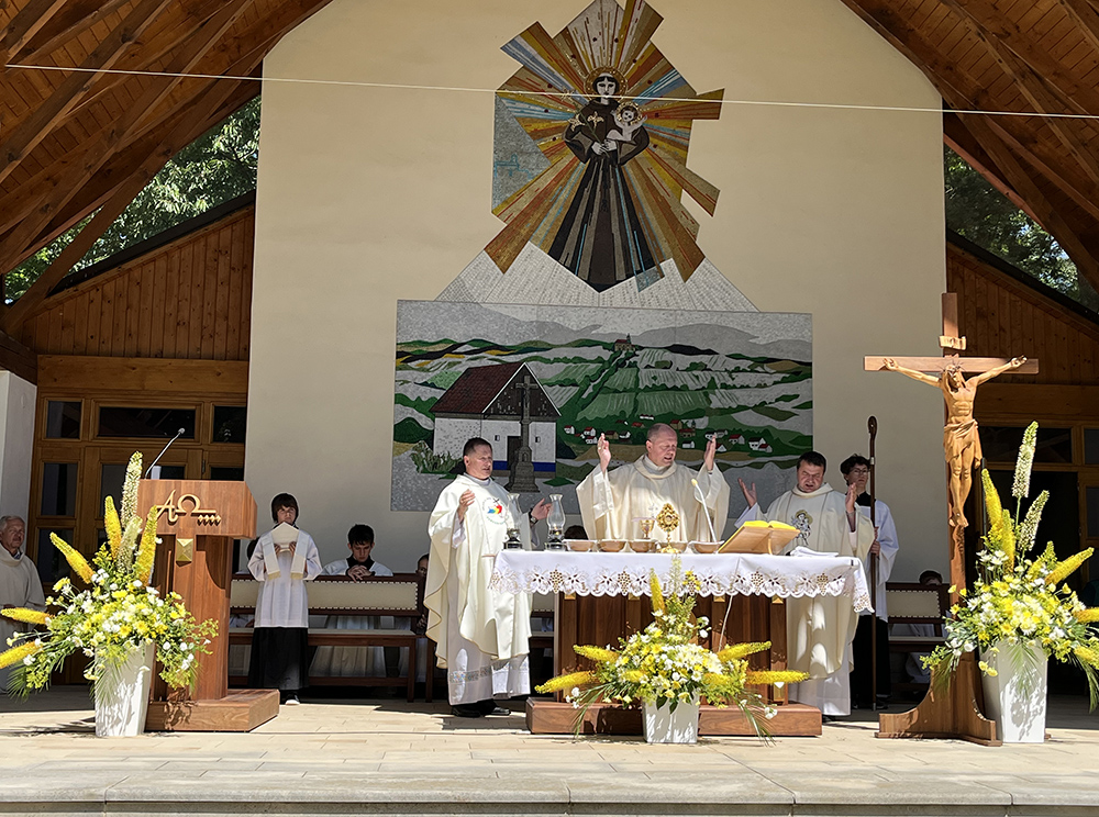 Hlavní poutní mši sv. sloužil pražský biskup Mons. Zdenek Wasserbauer po jeho boku sloužili blatnický farář P. František Král (vlevo) a kaplan P. Jindřich Peřina.