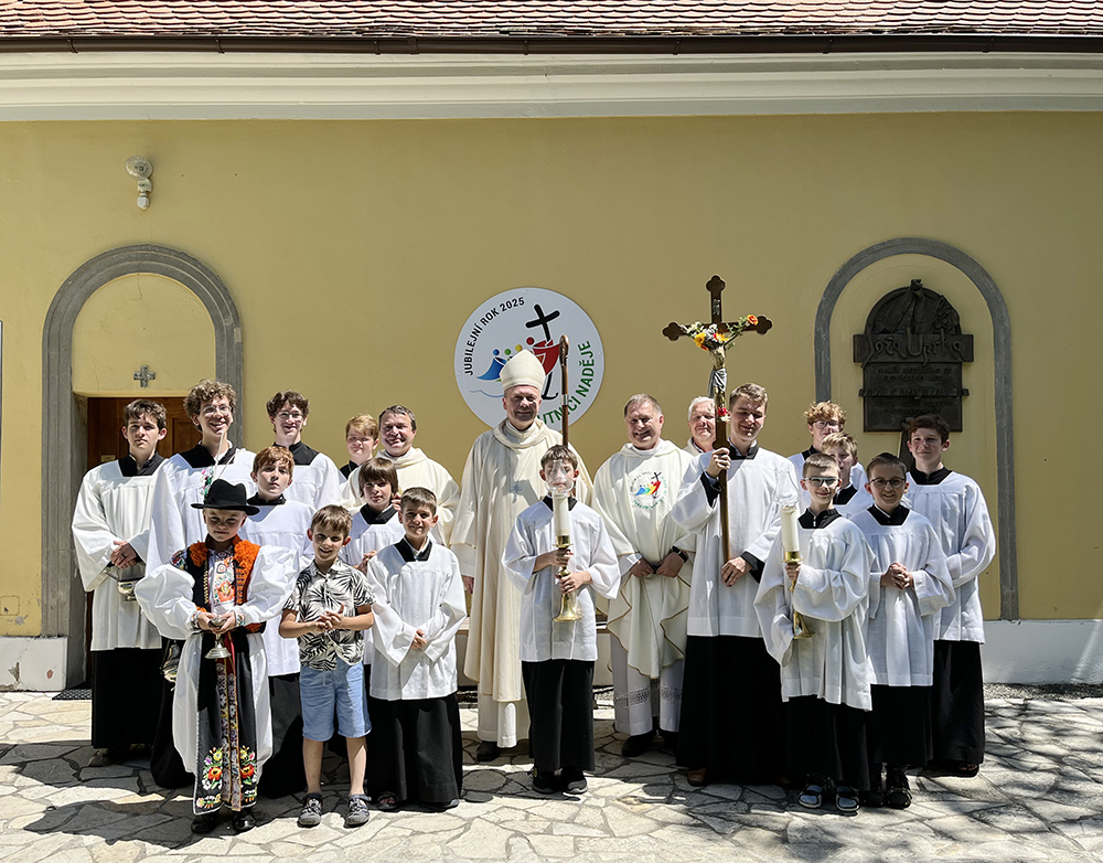 Společný snímek biskupa, kněží a ministrantů, kteří sloužili společně za oltářem.