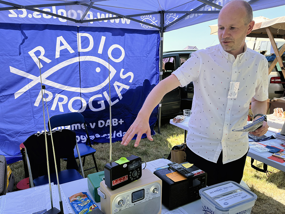 Na Antonínku byl stánek Radia Proglas s informacemi o přechodu z VKV FM na digitální vysílání.