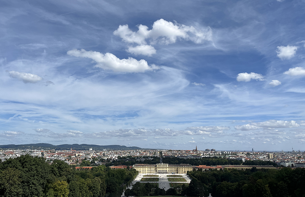Pohled z terasy Gloriette na zámek a Vídeň.