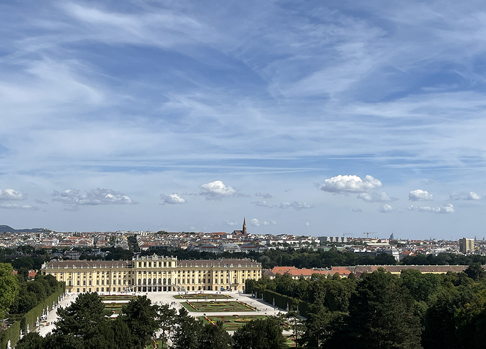 Pohled z terasy Gloriette na zámek a Vídeň.