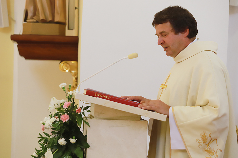 Po mši svaté P. Jindřich Peřina prozradil něco ze svého dětství.