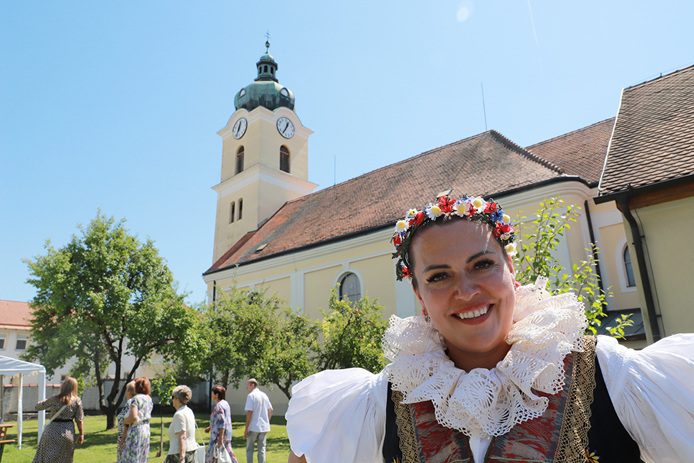 Takovýto krásný hanácký kroj měla členka dechové kapely, která prozradila, že žije nedaleko rodiště P. Peřiny.
