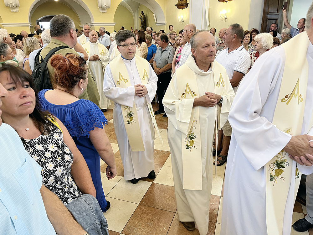 Začátek děkovné mše sv. za padesát let blatnického kaplana P. Jindřicha Peřiny.