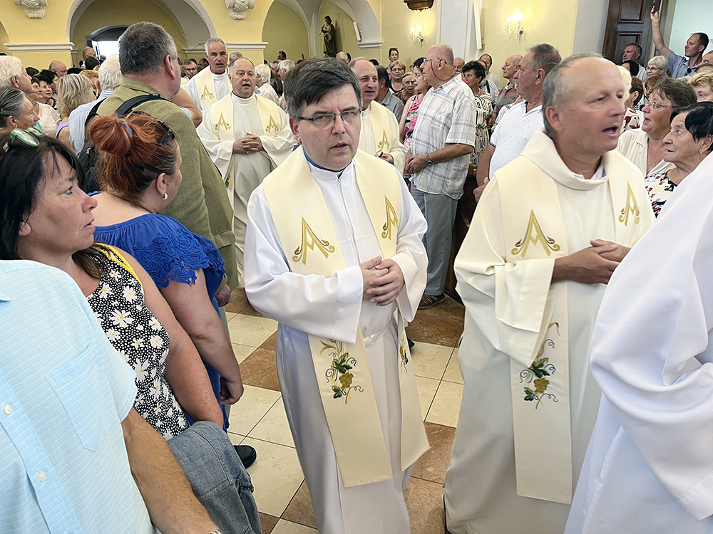 Začátek děkovné mše sv. za padesát let blatnického kaplana P. Jindřicha Peřiny.