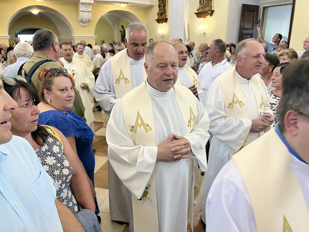 Začátek děkovné mše sv. za padesát let blatnického kaplana P. Jindřicha Peřiny.