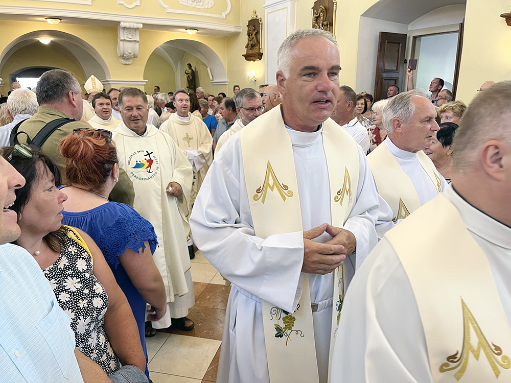 Začátek děkovné mše sv. za padesát let blatnického kaplana P. Jindřicha Peřiny.