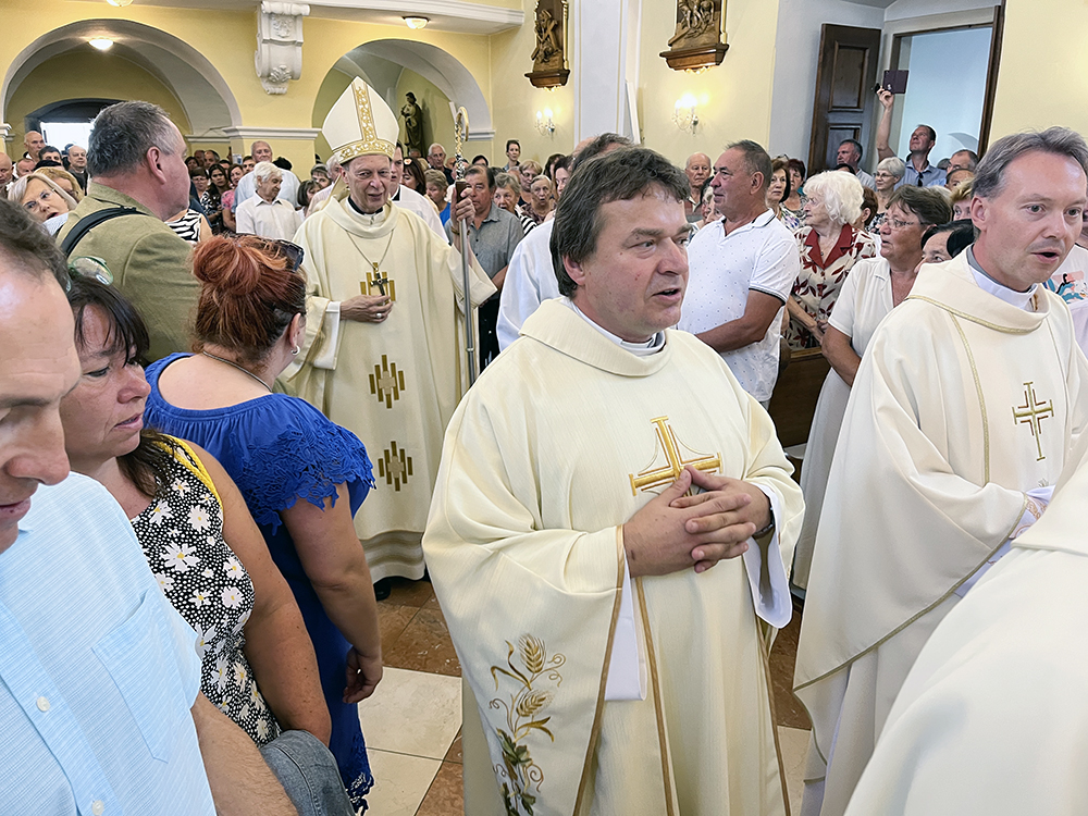 Začátek děkovné mše sv. za padesát let blatnického kaplana P. Jindřicha Peřiny.