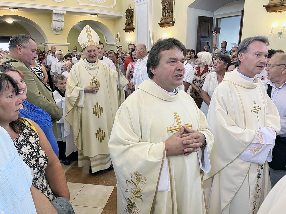 Začátek děkovné mše sv. za padesát let blatnického kaplana P. Jindřicha Peřiny.