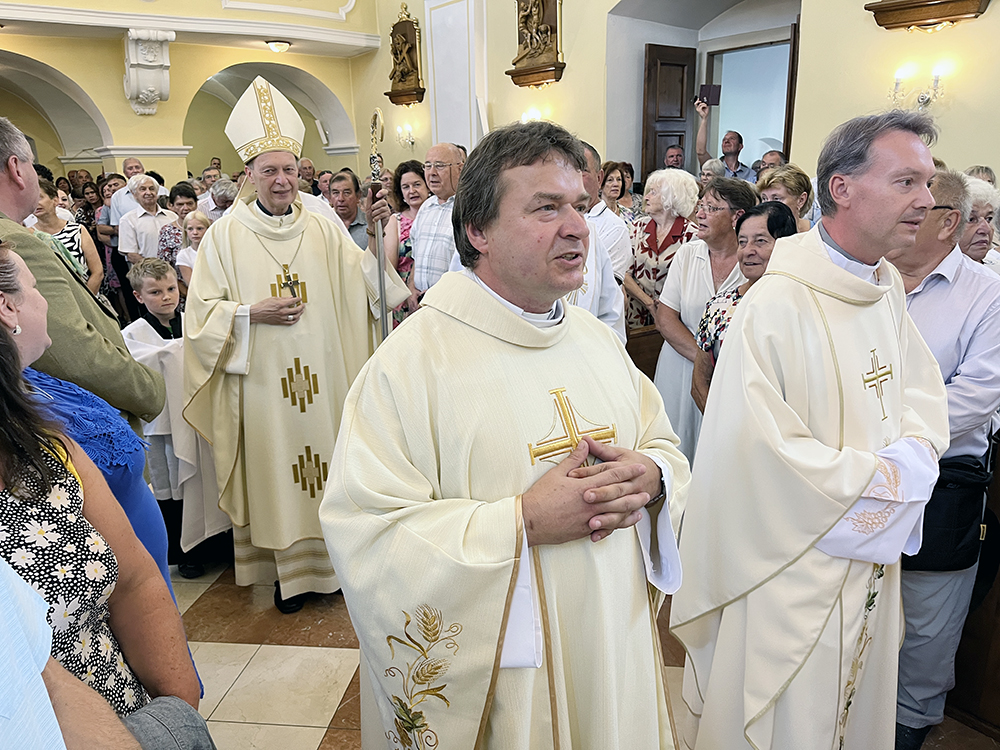 Začátek děkovné mše sv. za padesát let blatnického kaplana P. Jindřicha Peřiny.