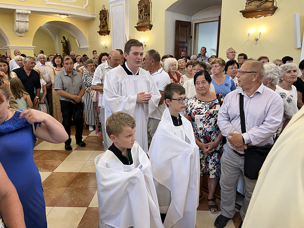 Začátek děkovné mše sv. za padesát let blatnického kaplana P. Jindřicha Peřiny.