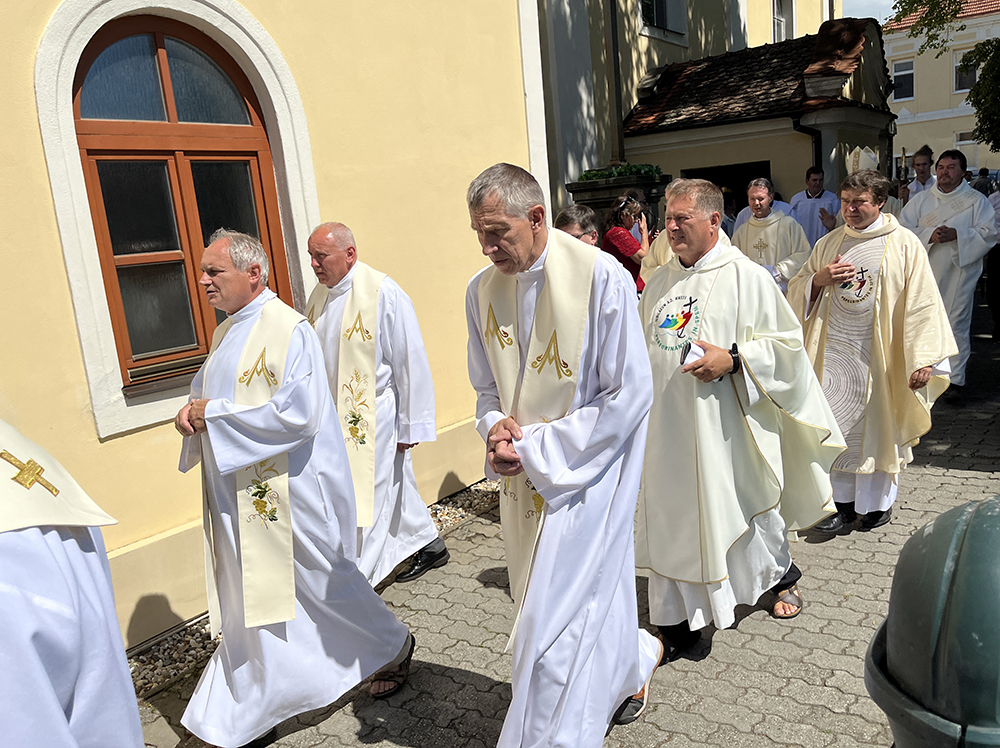 Mše svaté se zúčastnilo jednadvacet kněží.
