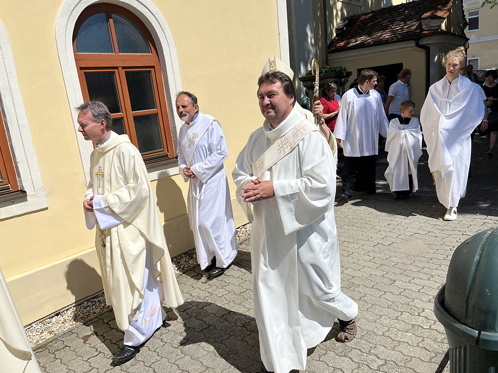 Mše svaté se zúčastnilo jednadvacet kněží.