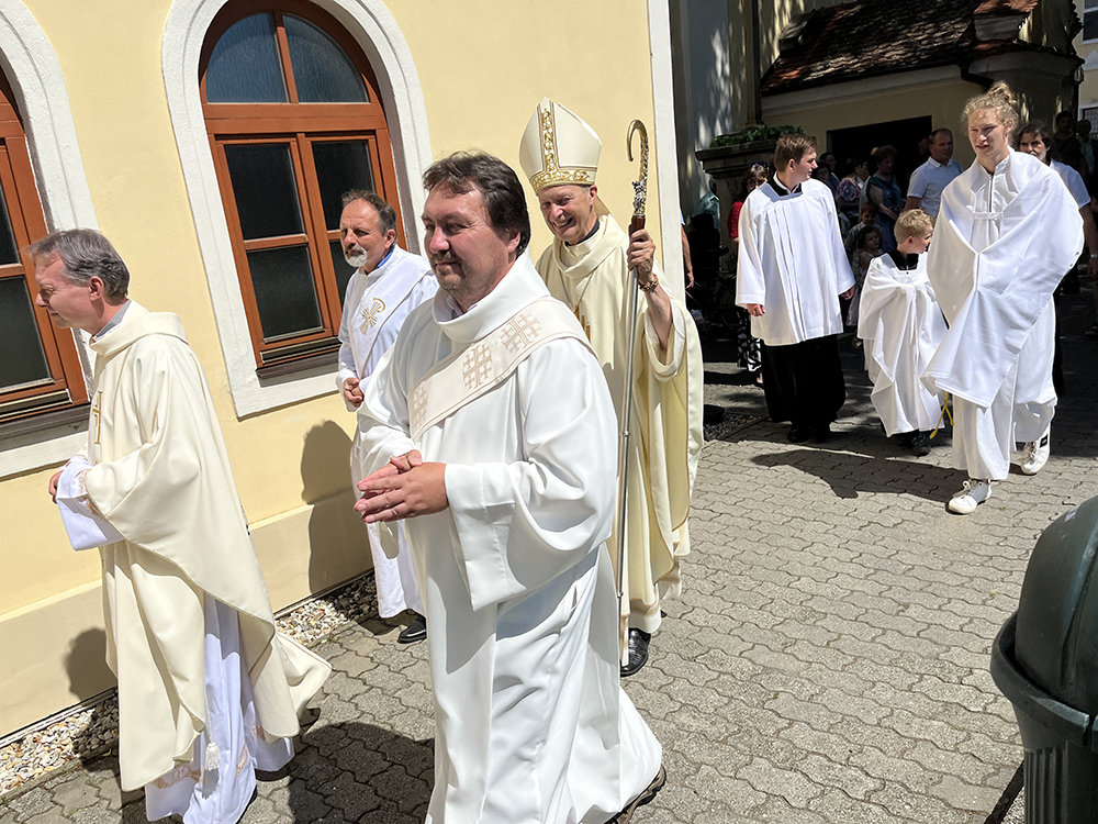Mše svaté se zúčastnilo jednadvacet kněží.