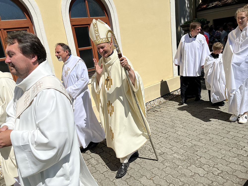 Mše svaté se zúčastnilo jednadvacet kněží v čele s biskupem Antonínem Baslerem.