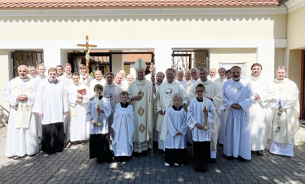 Společný snímek všech kněží, jáhnů a ministrantů.