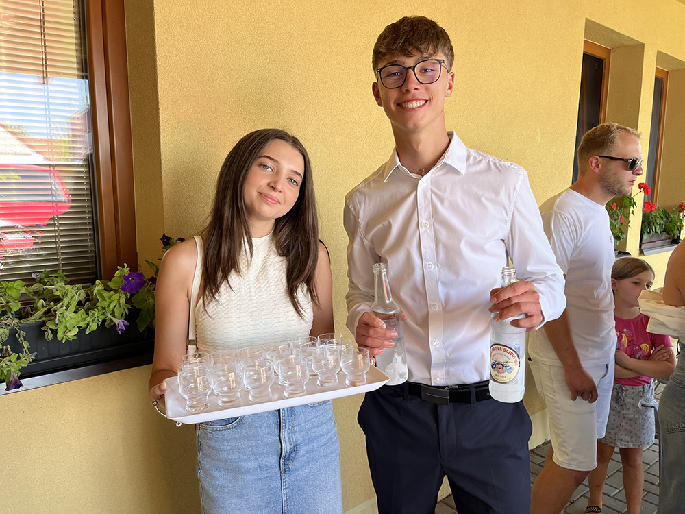 U vstupu na farní zahradu dostali dospělí na přivítánou štamprli slivovice.