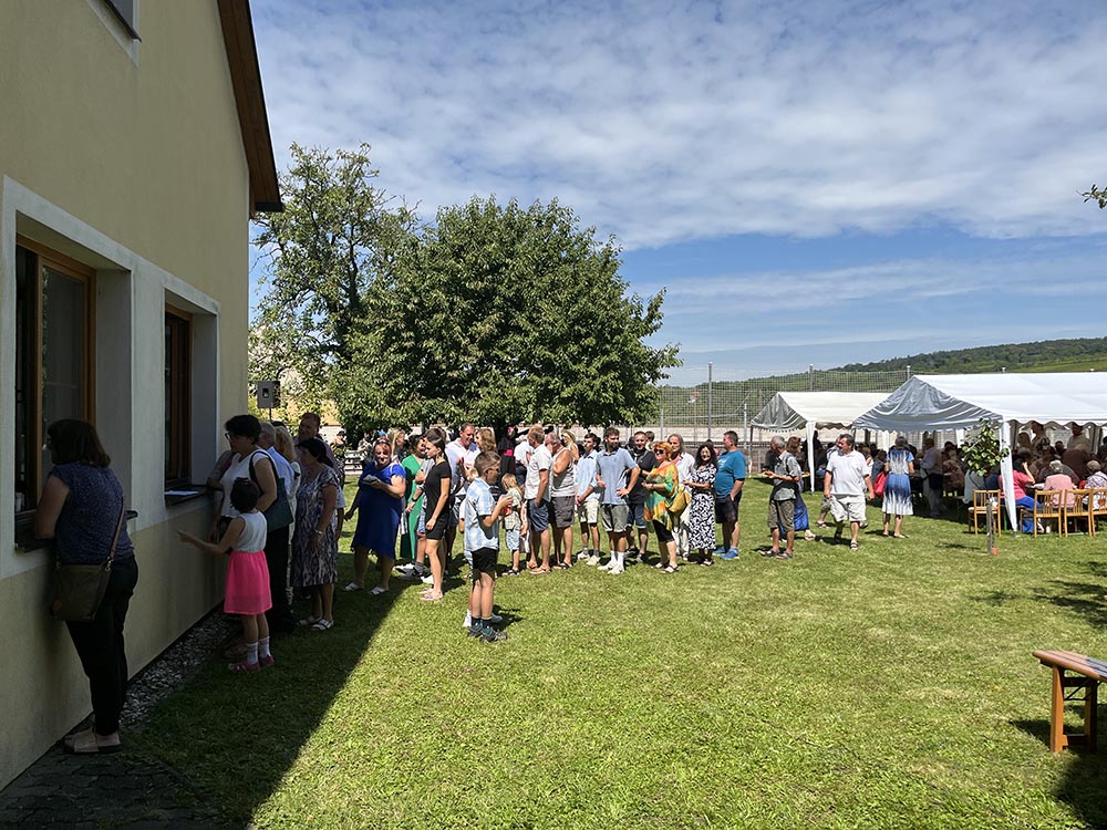 Velká fronta byla i na pití, protože byla žízeň.