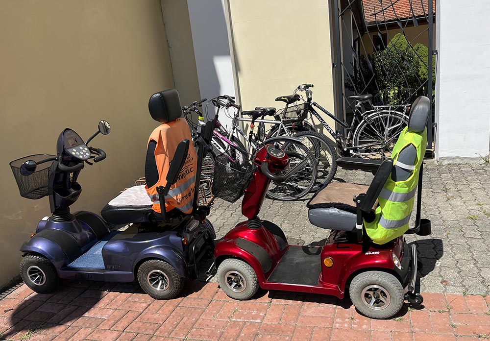 Lidé přijeli na oslavu na různých přibližovadlech.