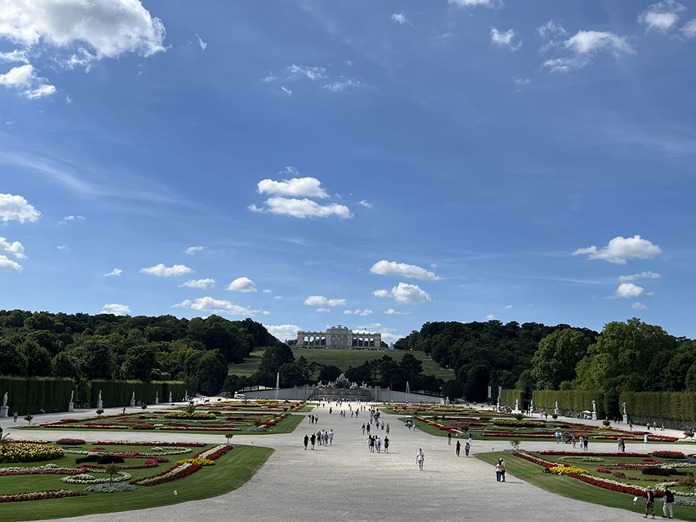 Zámecký park Schönbrunn leží na obrovské rozloze.