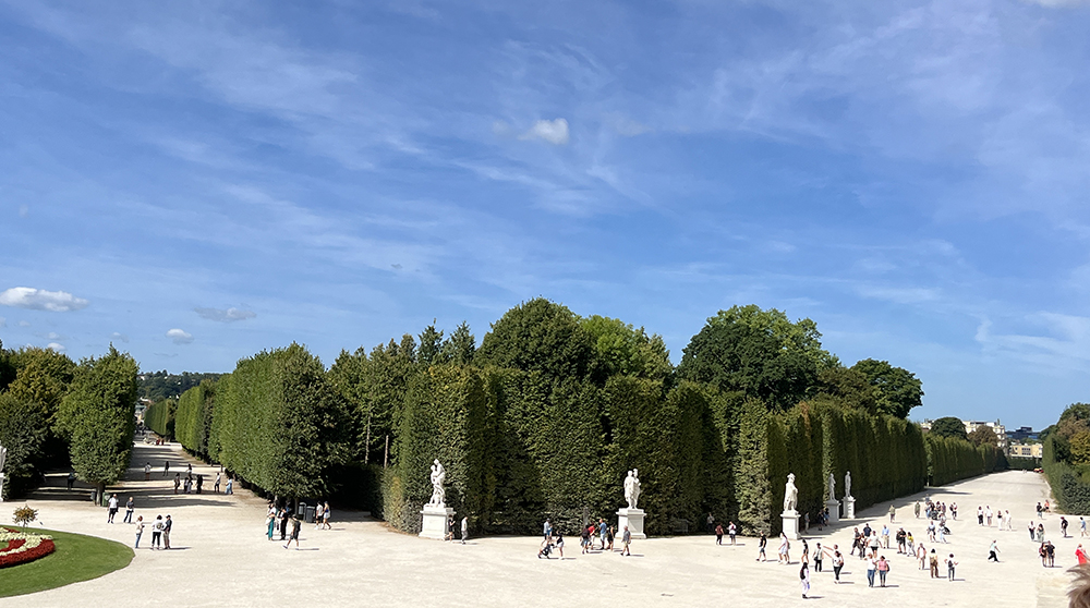 Zámecký park Schönbrunn leží na obrovské rozloze.