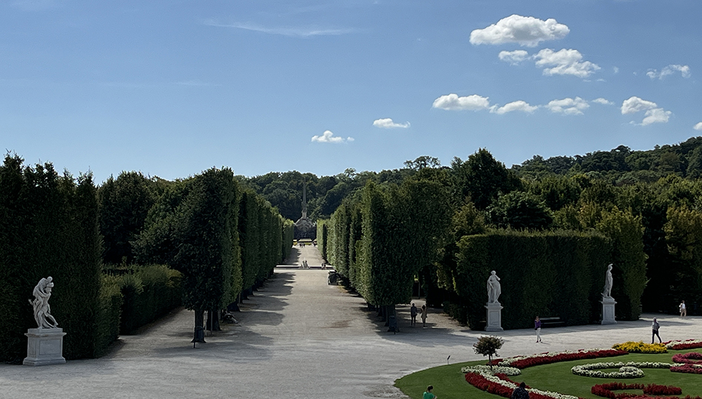 Zámecký park Schönbrunn leží na obrovské rozloze.
