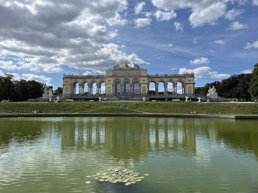 Gloriette je klasická kolonádní budova architekta Hohenberga.