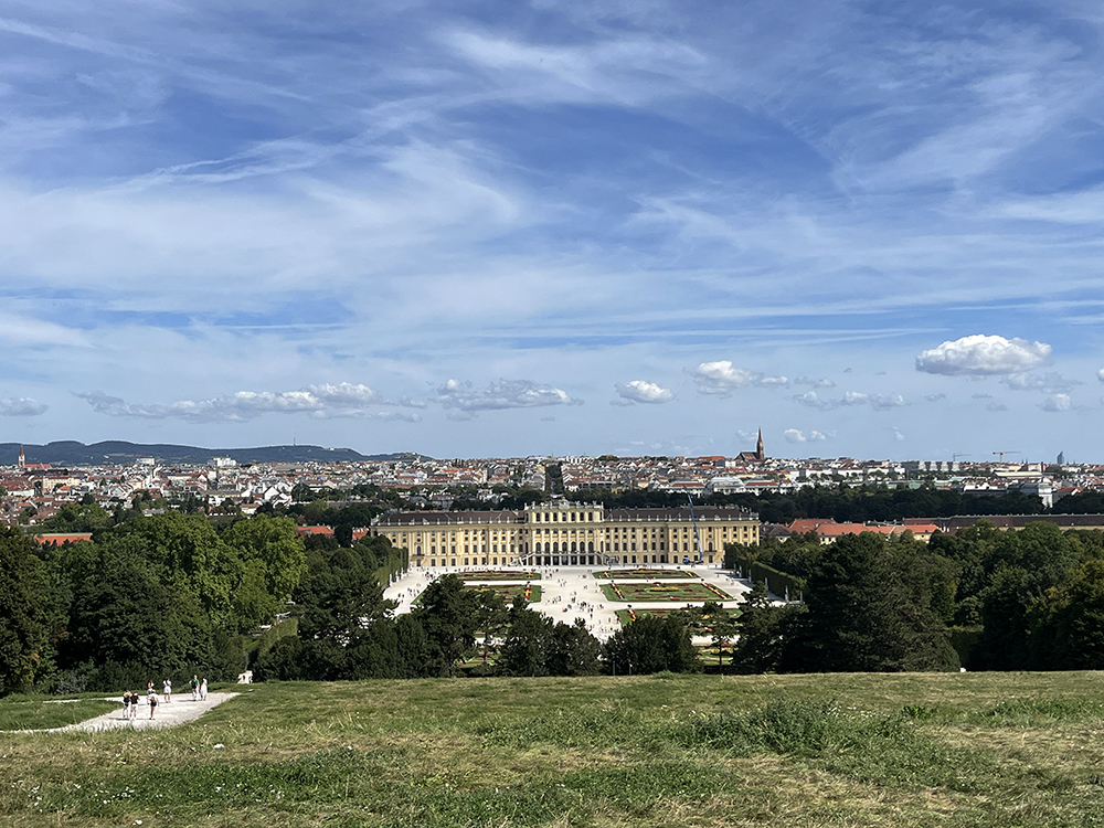 Zámecký park Schönbrunn leží na obrovské rozloze.