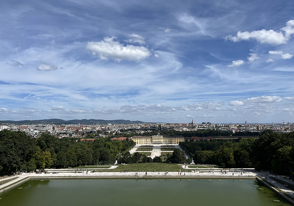 Zámecký park Schönbrunn leží na obrovské rozloze.
