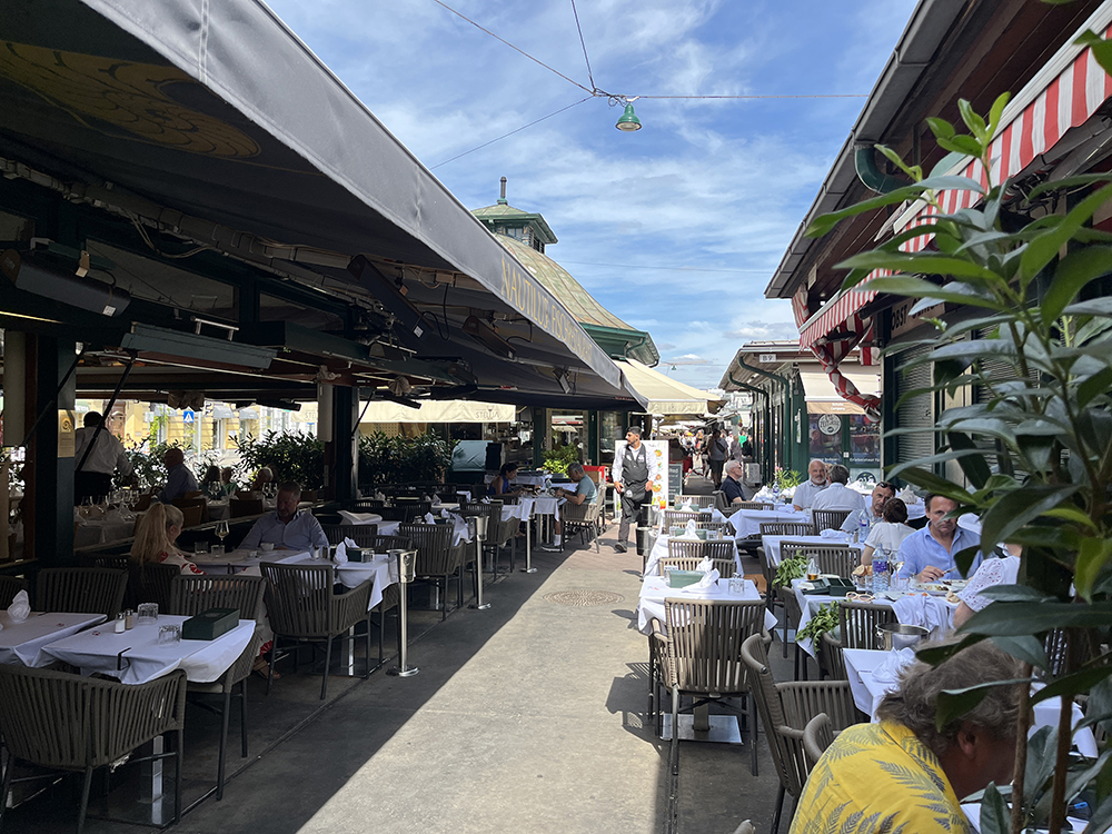 Součástí Naschmarktu jsou i různé restaurace.