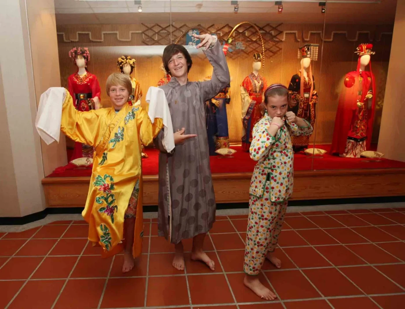V rámci volného programu nechyběla návštěva muzea, ve kterém si mohli mladí folkloristé vyzkoušet i tradiční taiwanské oděvy.