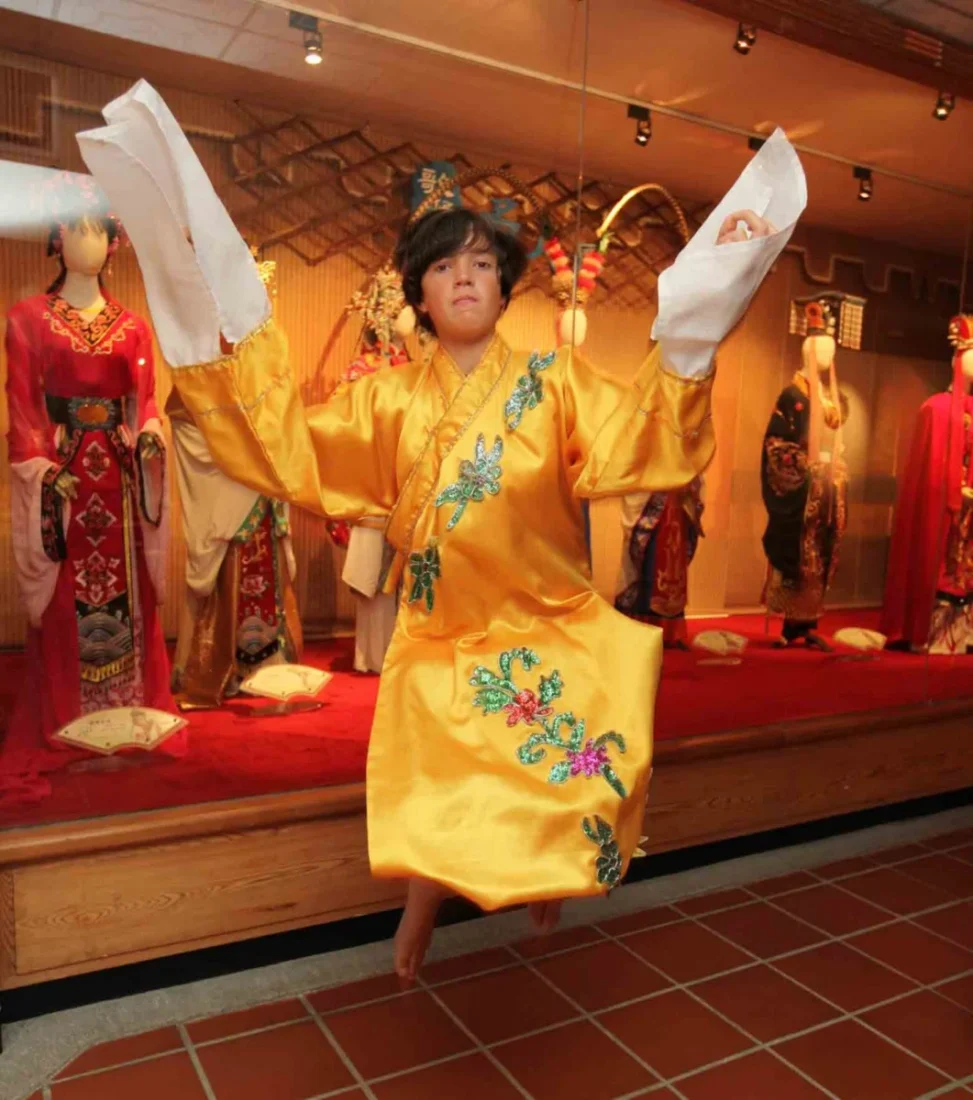 V rámci volného programu nechyběla návštěva muzea, ve kterém si mohli mladí folkloristé vyzkoušet i tradiční taiwanské oděvy.